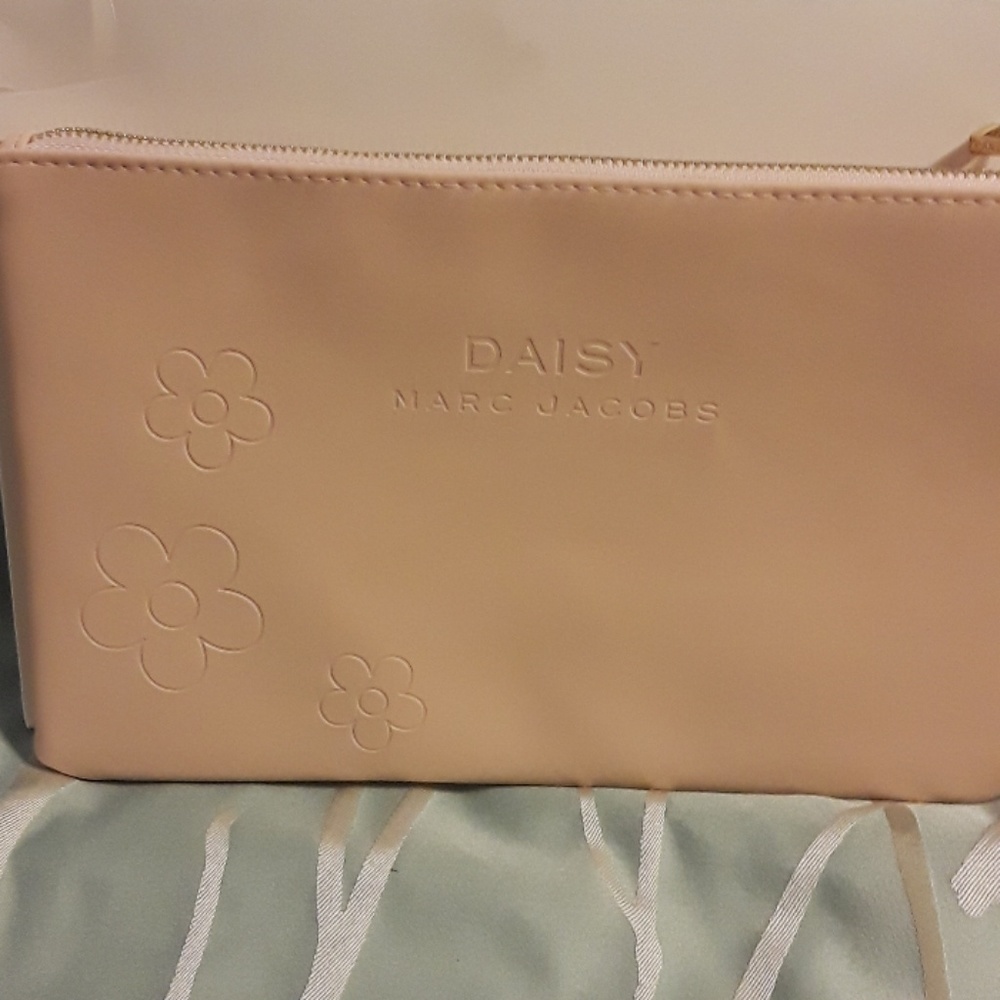 HOST PICK🎉  NIB BEAUTIFUL MARC JACOBS CLUTCH - Picture 2 of 7